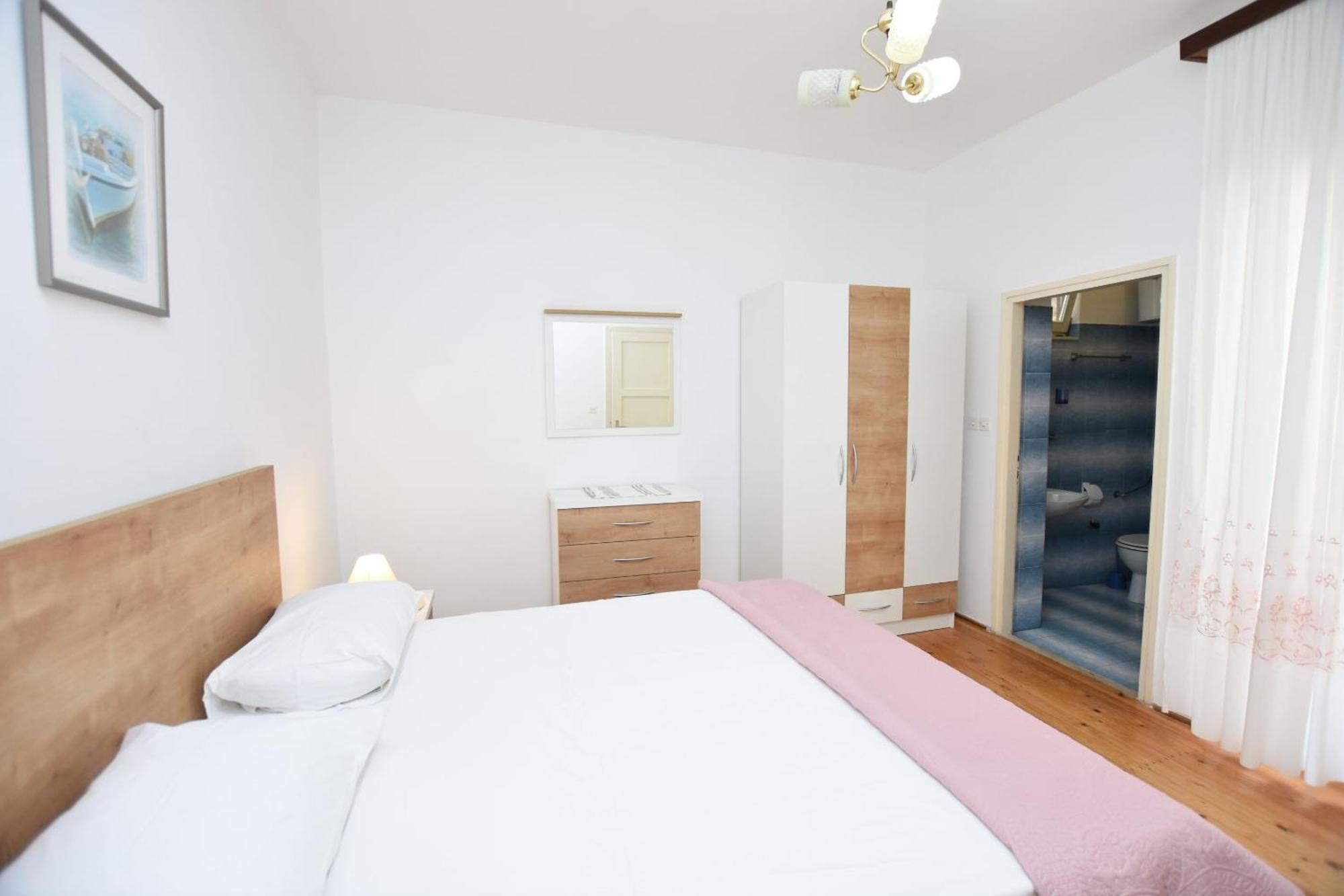 Apartment And Jakov *