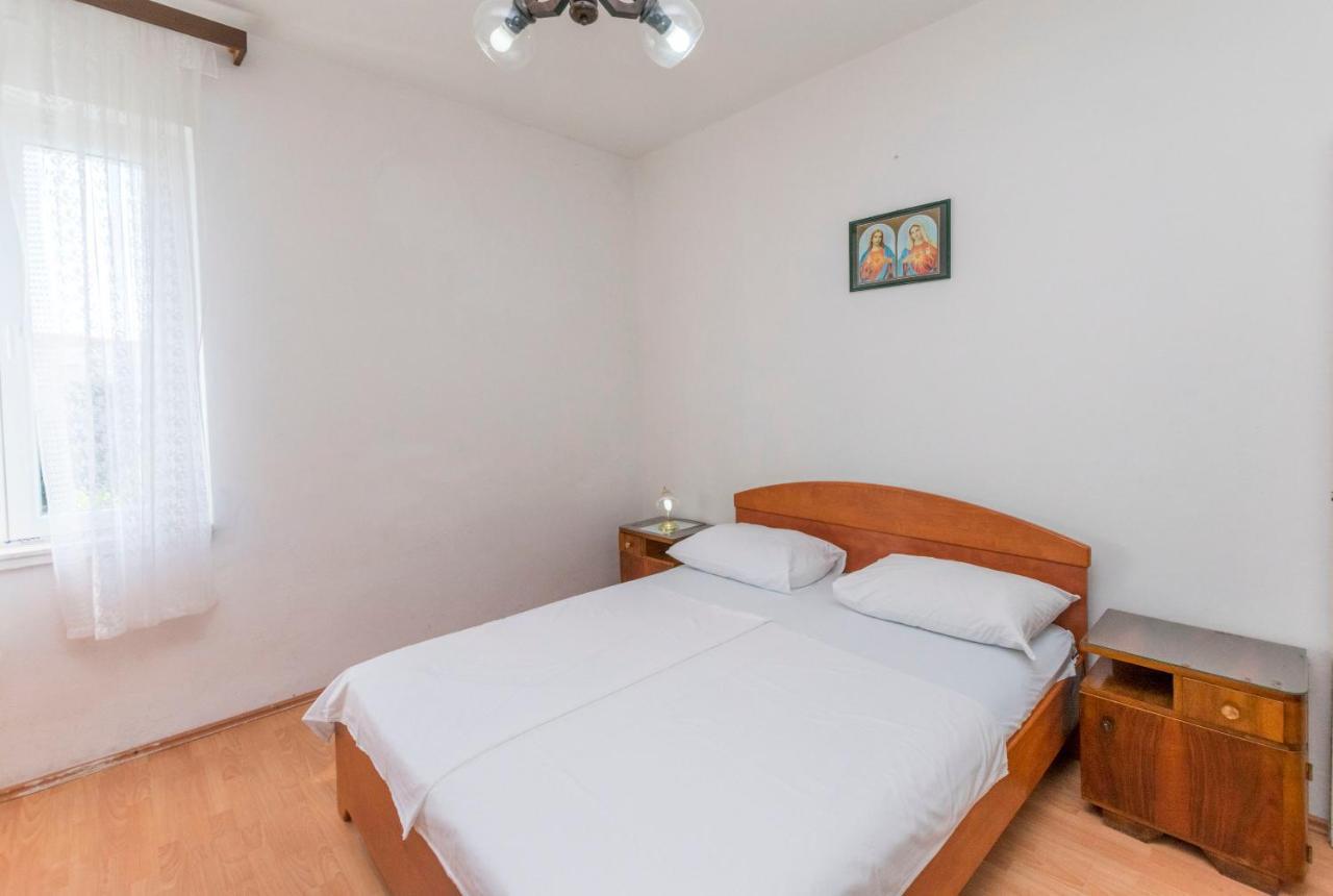 And Jakov Apartment Primosten
