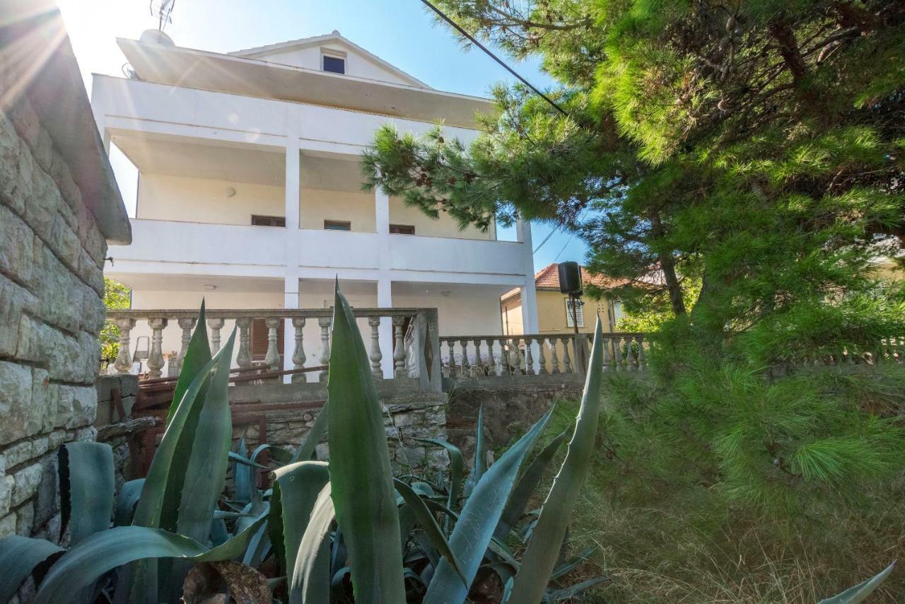 Apartment And Jakov